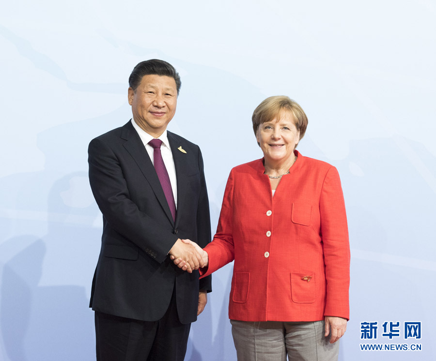 7月7日，二十國集團領(lǐng)導(dǎo)人第十二次峰會在德國漢堡舉行。國家主席習近平出席并發(fā)表題為《堅持開放包容　推動聯(lián)動增長》的重要講話。這是峰會開始前，習近平受到德國總理默克爾迎接。新華社記者 李學仁 攝 