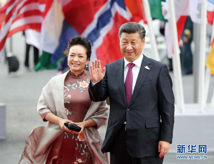 7月7日，二十國集團領(lǐng)導(dǎo)人第十二次峰會在德國漢堡舉行。國家主席習近平出席并發(fā)表題為《堅持開放包容　推動聯(lián)動增長》的重要講話。這是習近平和夫人彭麗媛出席漢堡峰會舉行的音樂會。新華社記者 劉衛(wèi)兵 攝 