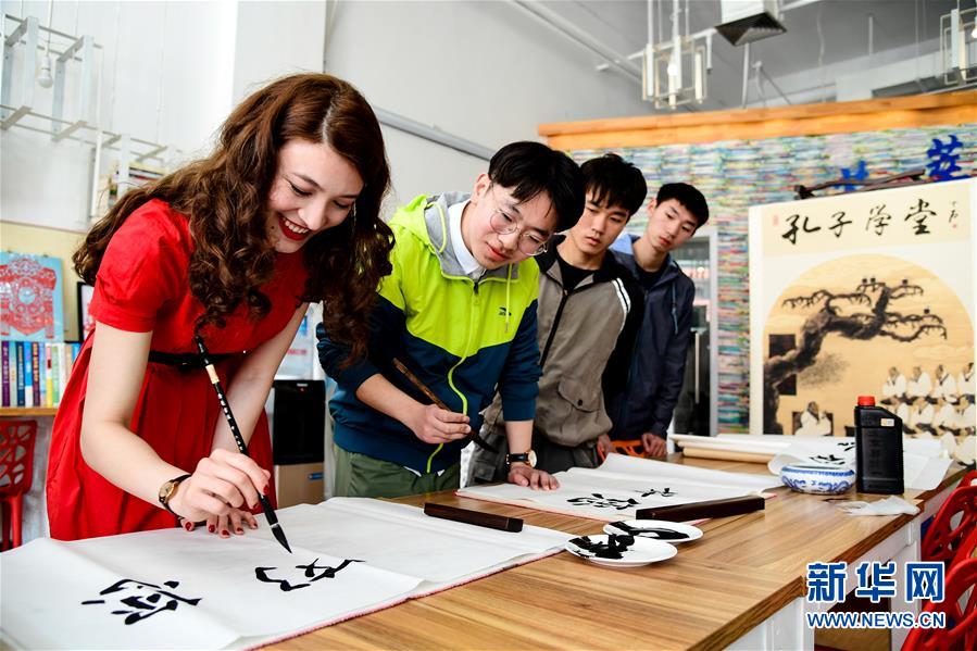（新華全媒頭條·上合青島峰會·圖文互動）（13）遠(yuǎn)航，揚起“上海精神”的時代風(fēng)帆——寫在上海合作組織成員國元首理事會第十八次會議即將召開之際