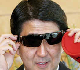 2015，安倍會繼續(xù)"暴走"嗎？