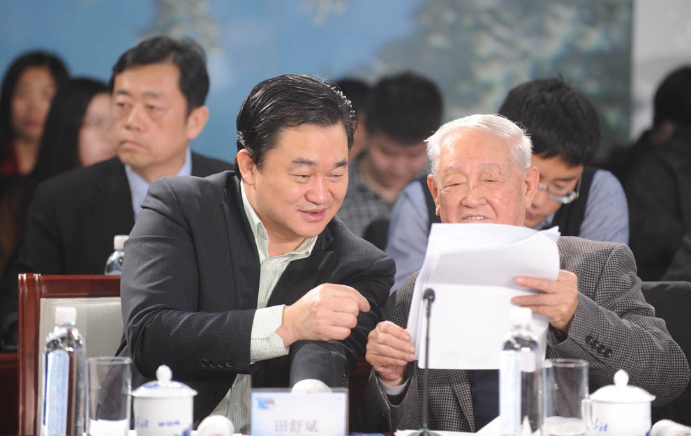新華網(wǎng)董事長、總裁田舒斌與軍事科學(xué)院原副院長糜振玉在現(xiàn)場交流