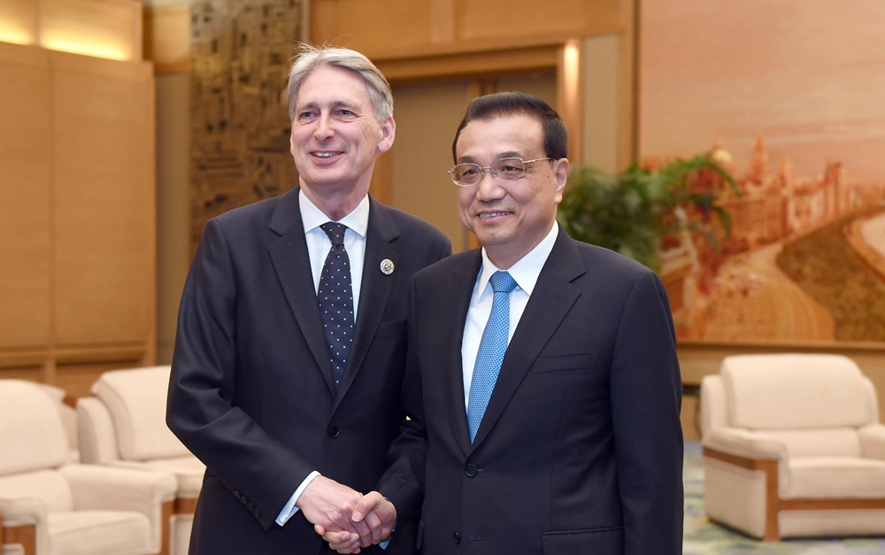 李克強(qiáng)會(huì)見(jiàn)英國(guó)首相特使、財(cái)政大臣哈蒙德