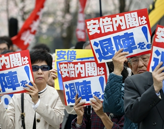 麻煩重重 安倍難逃“森友劫”？