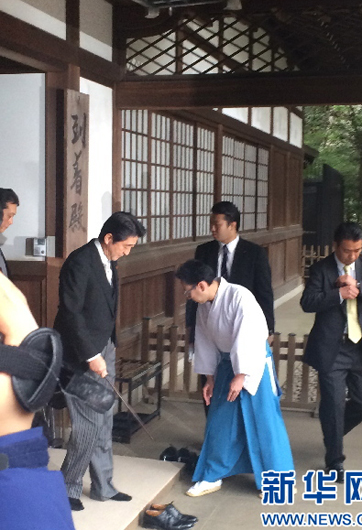 安倍為何不顧?quán)彿磳Γ瑘?zhí)意參拜？